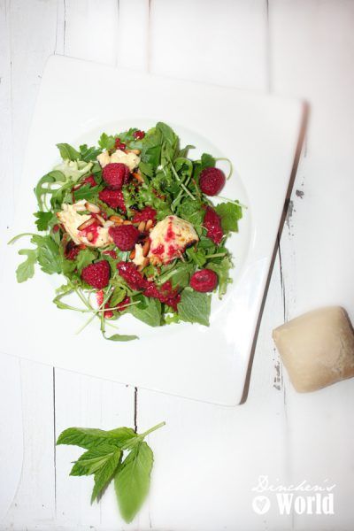 Kräutersalat mit Himbeeren & Schafskäse
