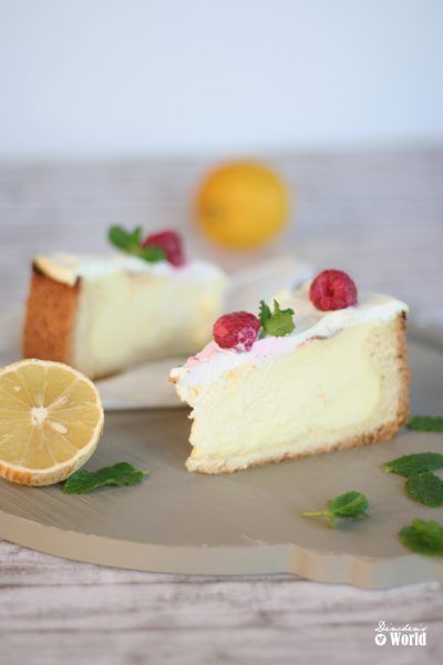 Cheesecake mit Schmand-Topping und Himbeeren