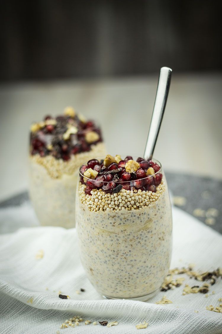Rezept für ein gesundes Frühstück: Overnight Oats mit Amaranth-Pops, Chia-Samen, Mandelmus, Granatäpfeln und Walnüssen