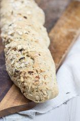 Kerniges Baguette mit herzhaftem Müsli