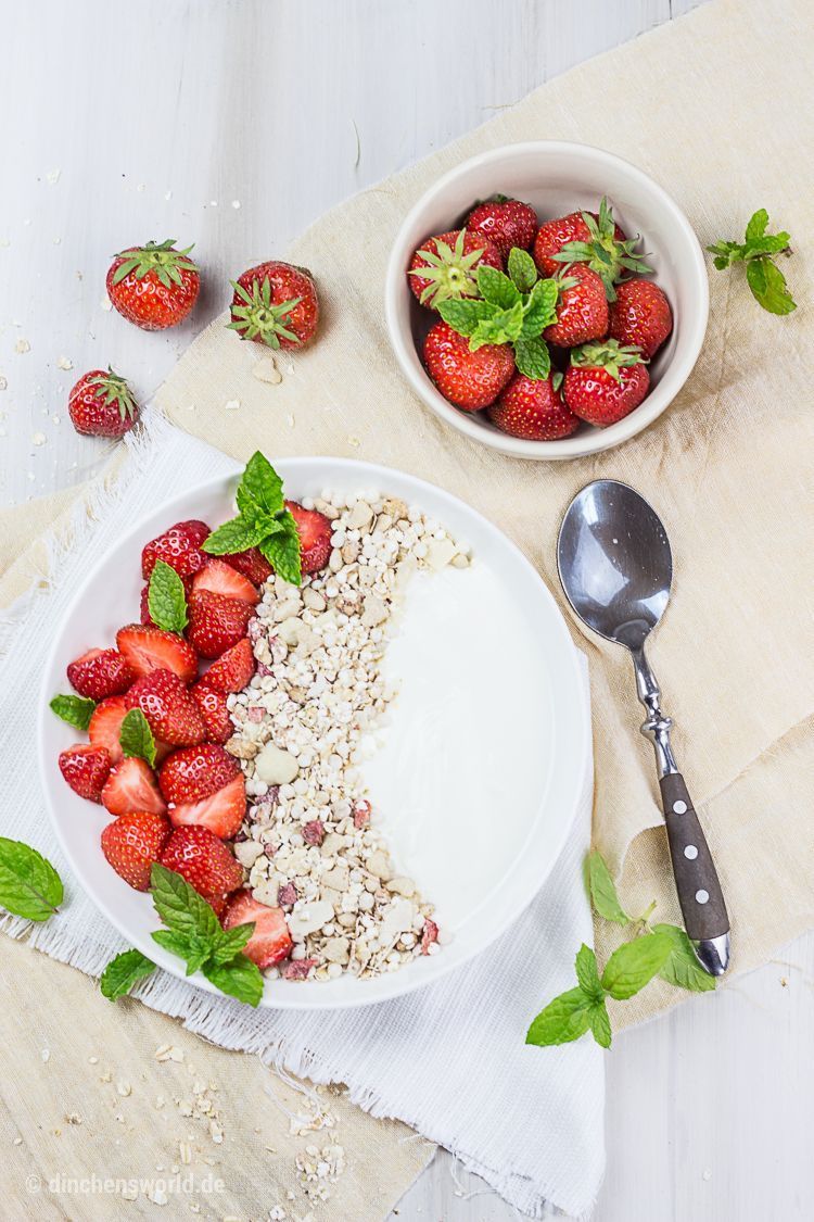 Müsli mit Erdbeeren, Joghurt und Minze