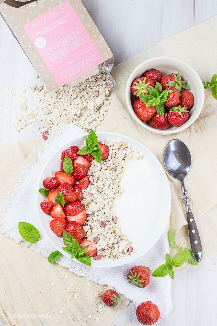 Müsli mit Erdbeeren, Joghurt und Minze