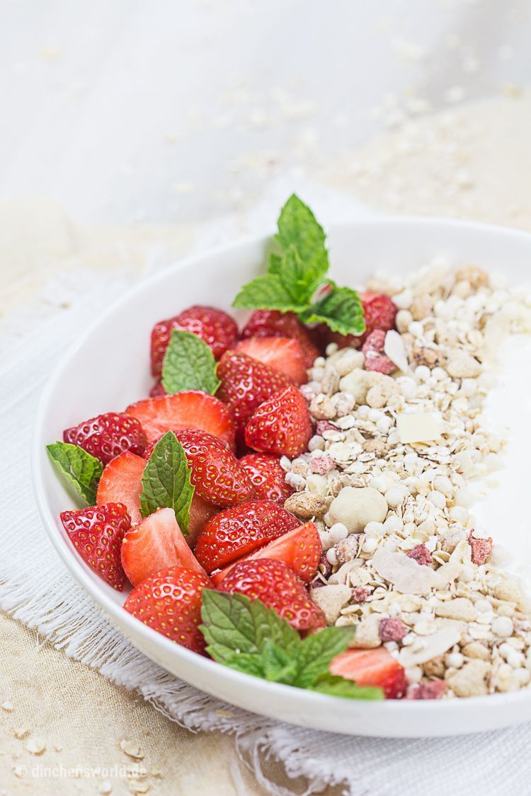 Müsli mit Erdbeeren, Joghurt und Minze