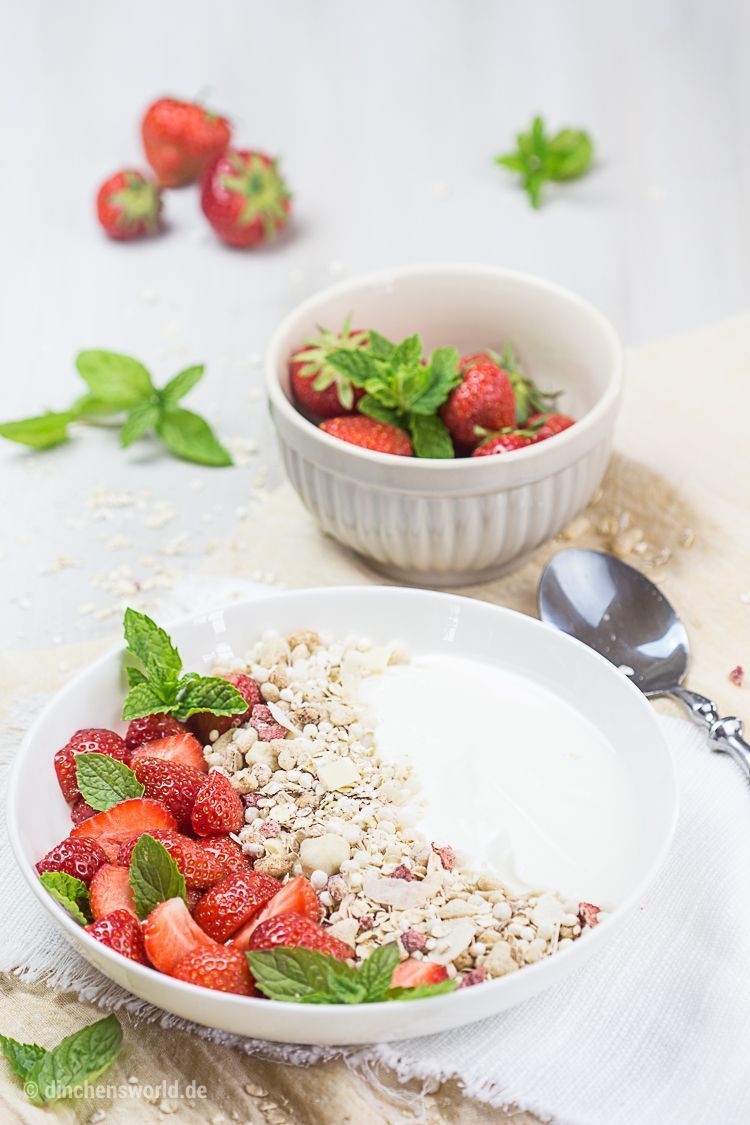 Müsli mit Erdbeeren, Joghurt und Minze