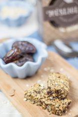 Rezept für Müsli-Riegel mit Bananen, Datteln und Mandelmus
