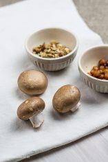 Rezept für Pflück-Salat mit Kichererbsen, Champignons und geröstetem Müsli