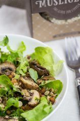 Rezept für Pflück-Salat mit Kichererbsen, Champignons und geröstetem Müsli