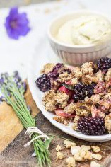 Rezept für Müsli-Crumble mit Brombeeren und Äpfeln