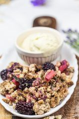 Rezept für Müsli-Crumble mit Brombeeren und Äpfeln