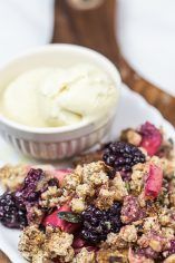 Rezept für Müsli-Crumble mit Brombeeren und Äpfeln