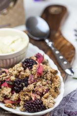 Rezept für Müsli-Crumble mit Brombeeren und Äpfeln