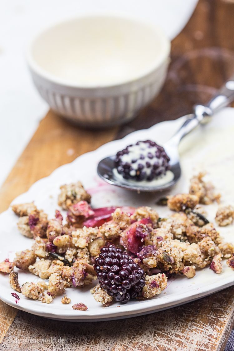 Rezept für Müsli-Crumble mit Brombeeren und Äpfeln