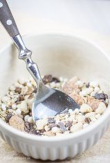 Rezept für Kokoscreme mit Mango-Mousse und Schokomüsli