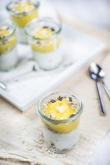 Rezept für Kokos-Creme mit Mango-Mousse und Schokomüsli